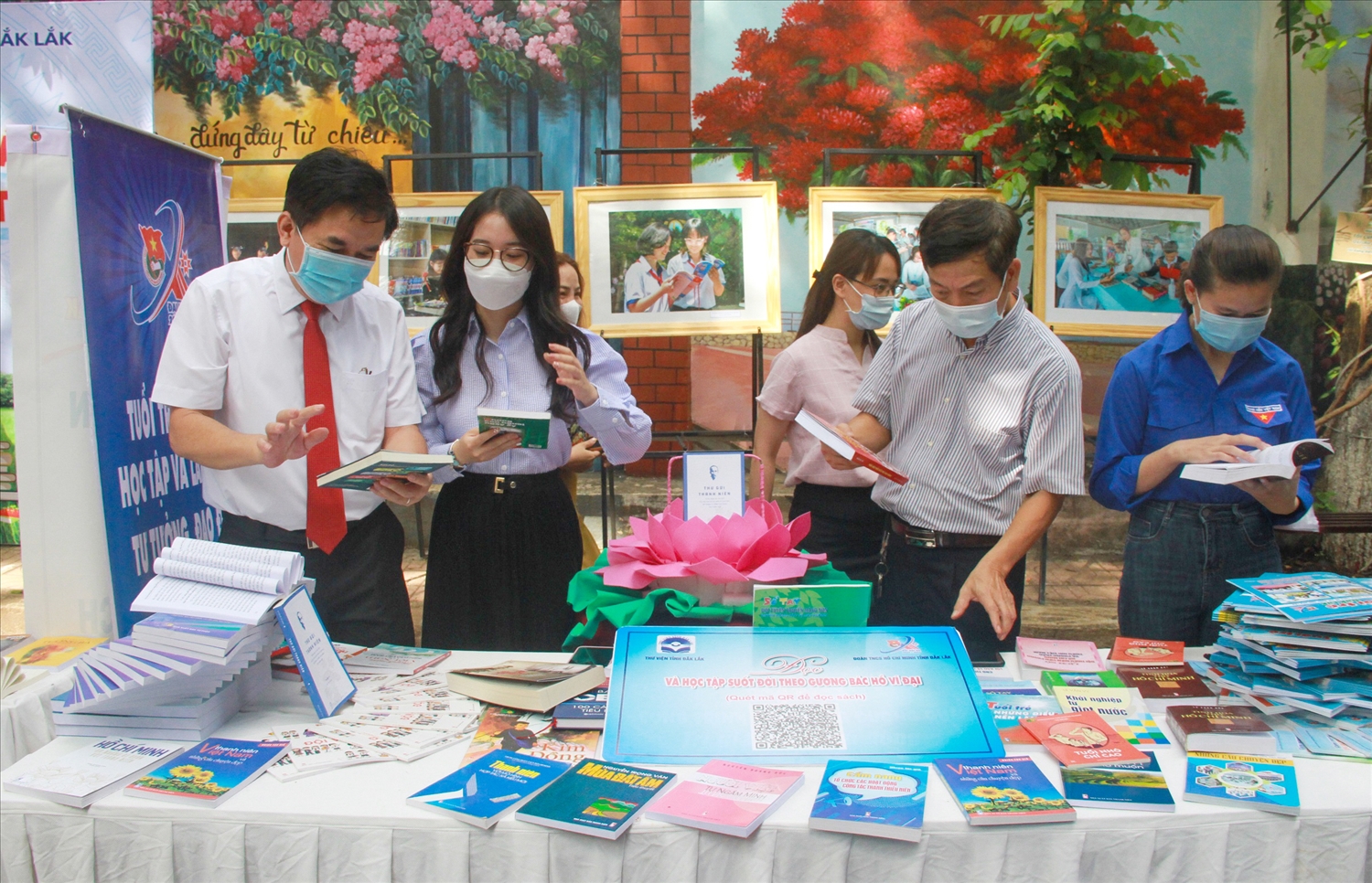 Ông Trương Hoài anh, Giám đốc Sở Thông tin và Truyền thông Đắk Lắk (bìa trái) tham quan các gian hàng sách