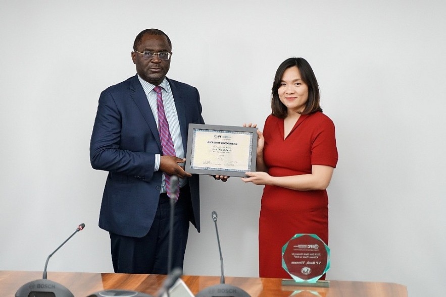 Đại diện IFC (bên trái) trao bằng chứng nhận giải thưởng “Best Digital Bank” cho VPBank. Ảnh: T.L