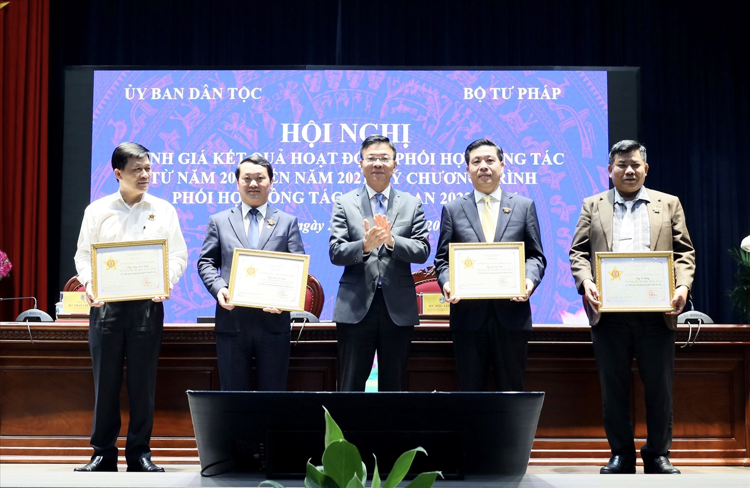 Bộ trưởng Bộ Tư pháp tặng Kỷ niệm chương “Vì sự nghiệp Tư pháp” cho các cá nhân thuộc Ủy ban Dân tộc vì đã có thành tích, công lao đóng góp cho sự nghiệp xây dựng, phát triển ngành Tư pháp Việt Nam