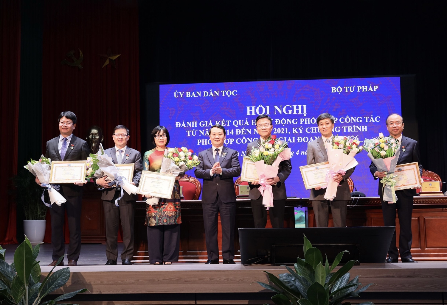 Bộ trưởng, Chủ nhiệm Ủy ban Dân tộc tặng Kỷ niệm chương “Vì sự nghiệp phát triển các dân tộc” cho các cá nhân thuộc Bộ Tư pháp vì đã có thành tích đóng góp cho sự nghiệp xây dựng và phát triển Khối đại đoàn kết các dân tộc Việt Nam