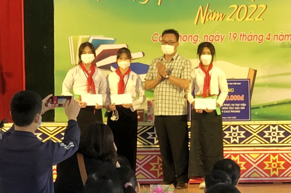 Phó trưởng Ban Dân tộc tỉnh Hoà Bình Hà Ngọc Tuấn tặng quà cho các học sinh đạt giải cao trong kỳ thi HS giỏi của trường năm học 2021-2022