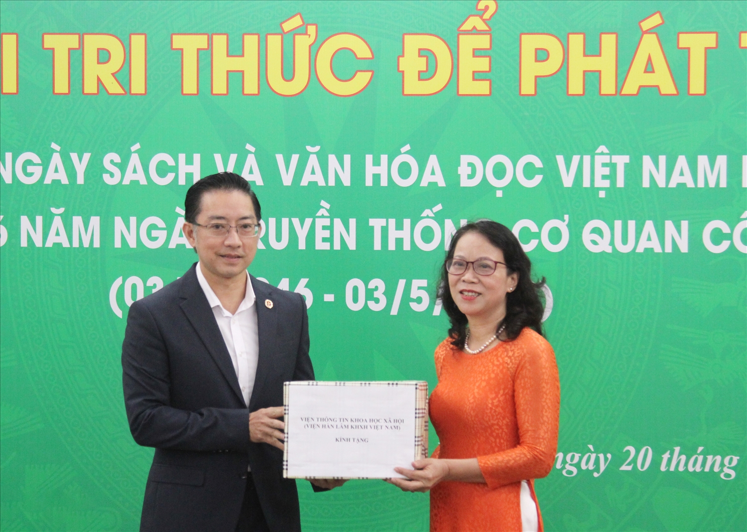 Viện Thông tin khoa học Xã hội (Viện Hàn lâm KHXH Việt Nam) tặng sách cho UBDT