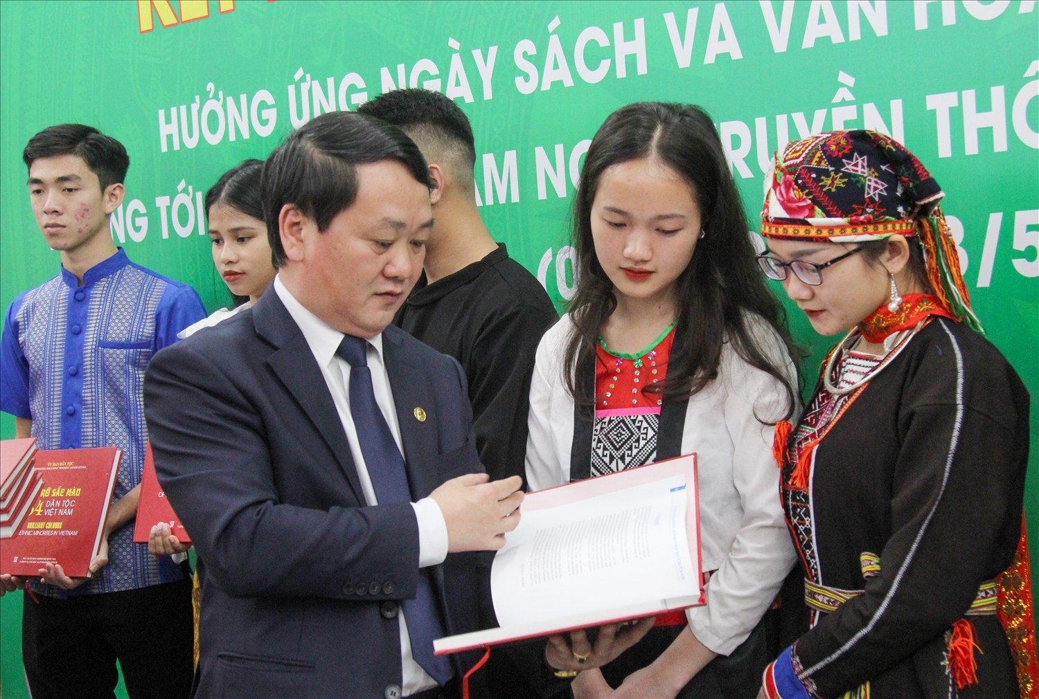 Bộ trưởng, Chủ nhiệm UBDT Hầu A Lềnh tặng quà cho các em sinh viên có thành tích học tập xuất sắc của Học viện Dân tộc