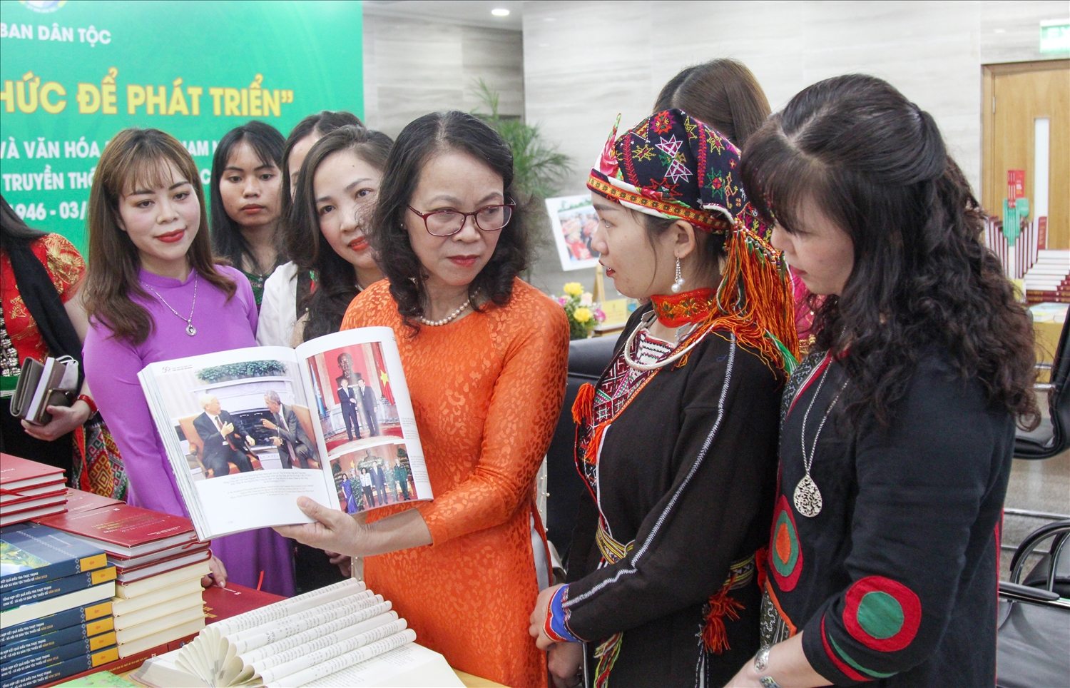 Thứ trưởng, Phó Chủ nhiệm UBDT Hoàng Thị Hạnh giới thiệu sách tại Ngày hội cho các em sinh viên DTTS