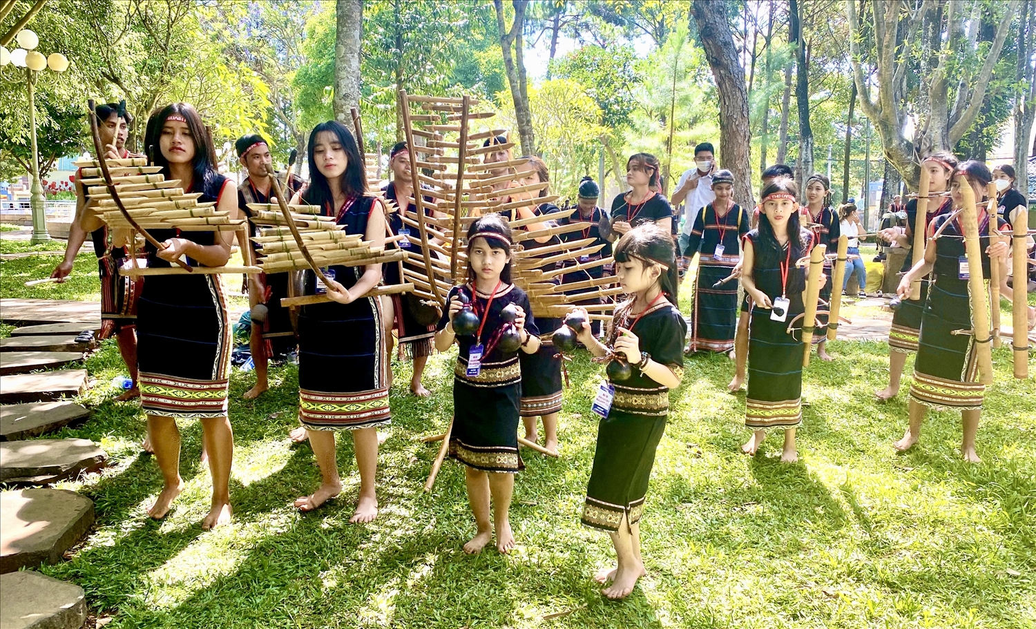 Đoàn nghệ nhân huyện Đak Đoa trình diễn hòa tấu nhạc cụ thu hút nhiều người dân và du khách đến xem
