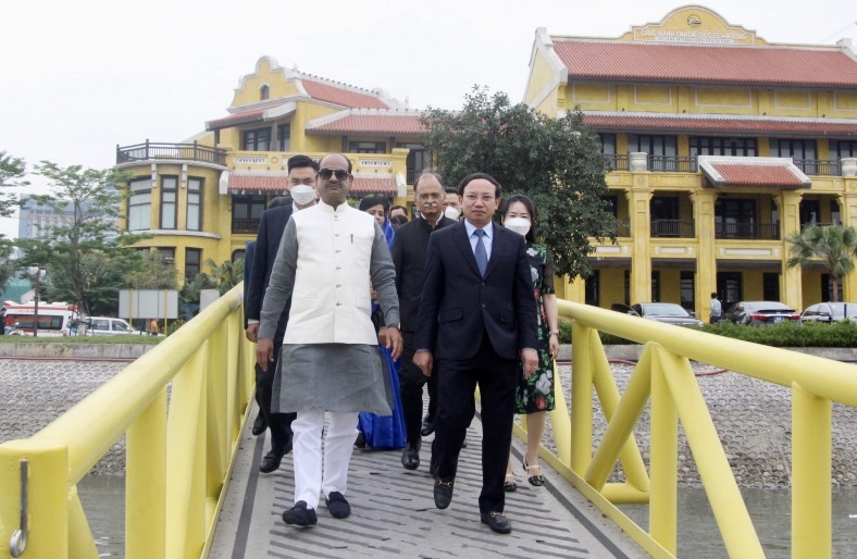  Bí thư Tỉnh Ủy, Chủ tịch UBND tỉnh Quảng Ninh dùng Đoàn xuống tàu thăm Vịnh Hạ Long