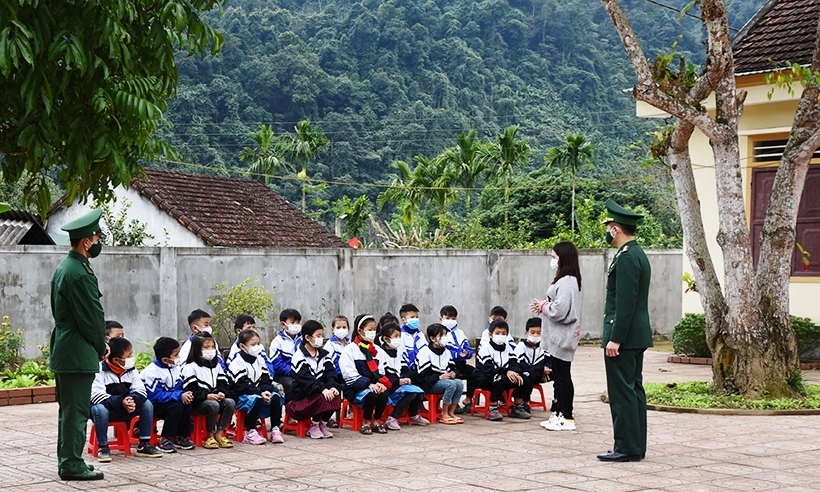 Học sinh ở điểm trường Phú Lâm luôn được giảng dạy về tình đoàn kết Việt - Lào và về cội nguồn dân tộc