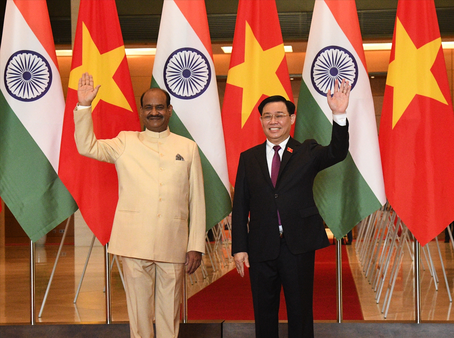 Chủ tịch Quốc hội Vương Đình Huệ chủ trì Lễ đón Chủ tịch Hạ viện Ấn Độ Om Birla cùng Đoàn đại biểu Nghị viện Cộng hoà Ấn Độ nhấn chuyến thăm chính thức Việt Nam 