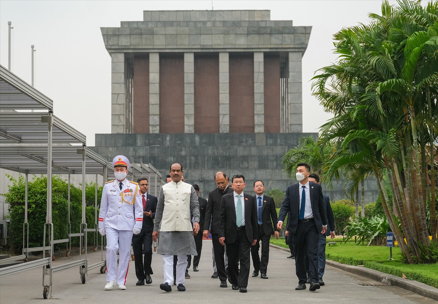 Chủ tịch Hạ nghị viện Ấn Độ Om Birla tưởng nhớ Chủ tịch Hồ Chí Minh – người anh hùng của dân tộc Việt Nam