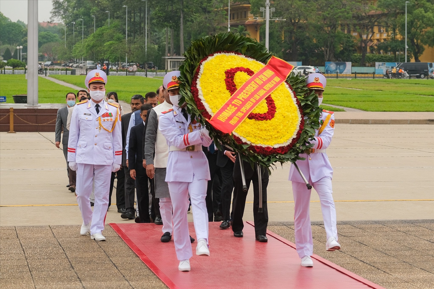 Chủ tịch Hạ nghị viện Ấn Độ Om Birla cùng Đoàn đại biểu Nghị viện Cộng hoà Ấn Độ tại Lăng Chủ tịch Hồ Chí Minh