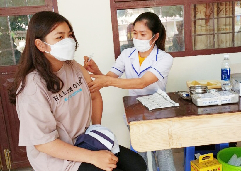 Học sinh tỉnh Lâm Đồng tiêm vắc xin phòng Covid-19