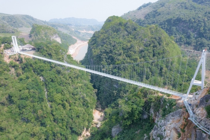 Cầu Bạch Long có tổng chiều dài 632 m, với phần bắc qua vách núi là 290 m, trên vách đá 342 m
