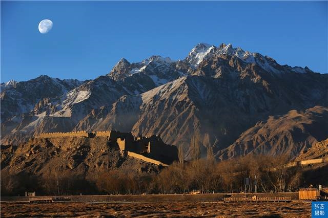 “Thành phố đá Shenshi” được xây dựng trên núi Saur thuộc biên giới giữa Trung Quốc và Kazakhstan