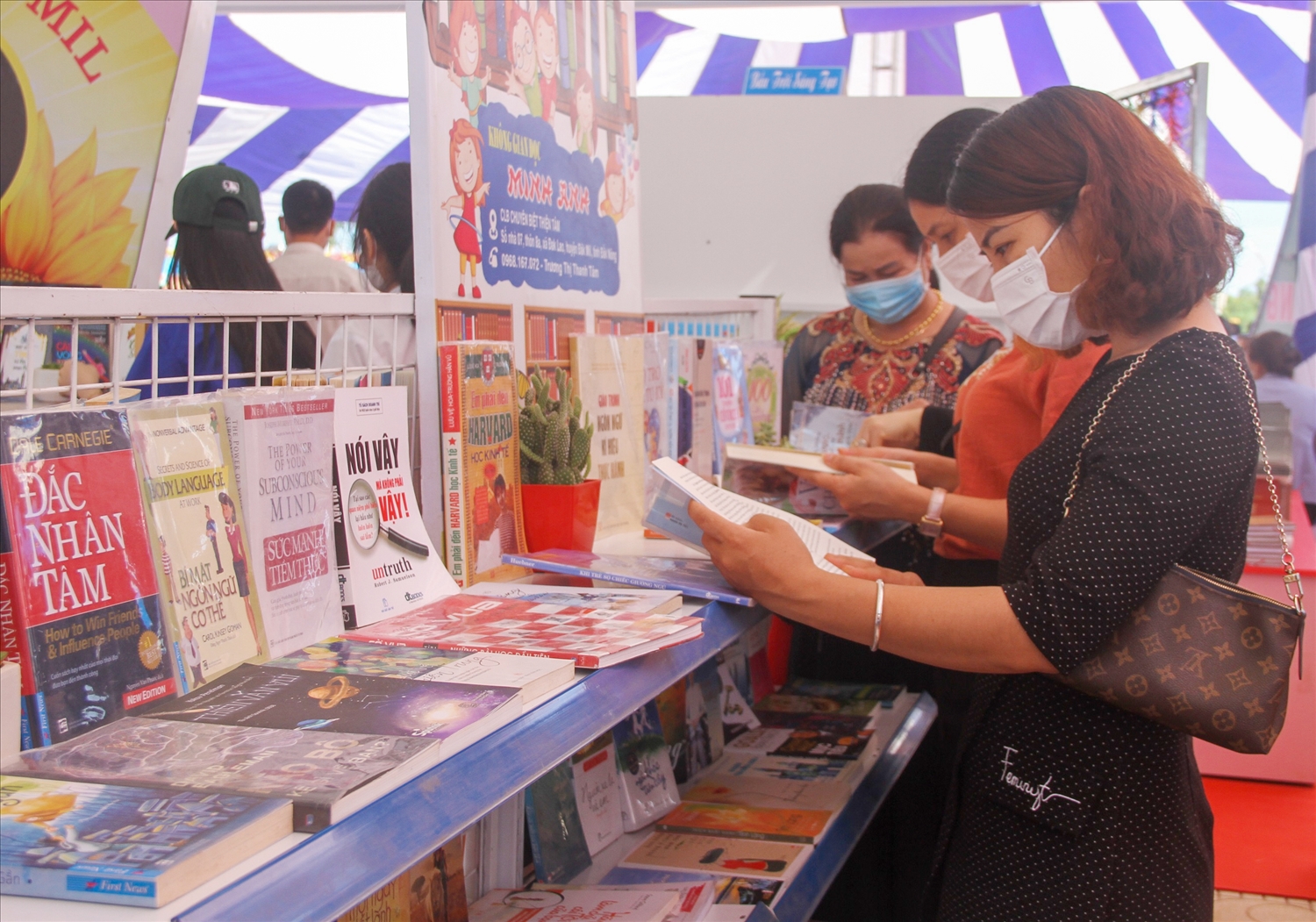 Nhiều tầng lớp Nhân dân trên địa bàn đến tham quan các gian trưng bày và đọc sách miễn phí 