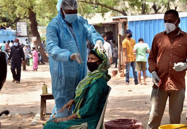 Nhân viên y tế lấy mẫu xét nghiệm COVID-19 cho người dân tại Hyderabad, Ấn Độ. (Ảnh: THX/TTXVN)