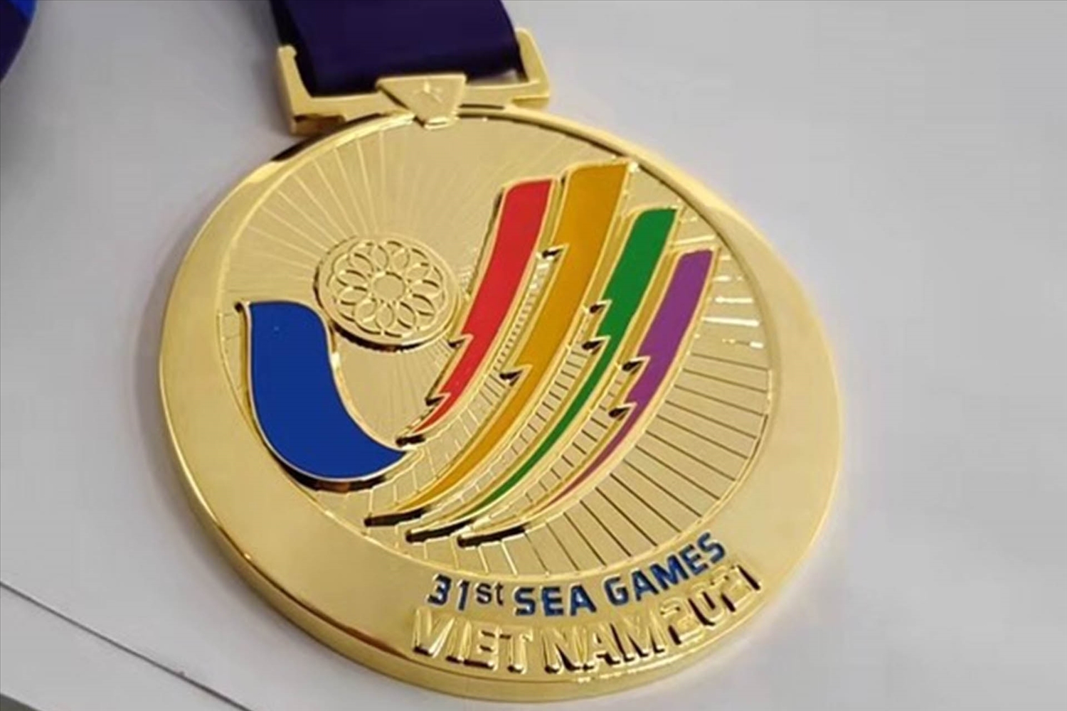 Huy chương Vàng SEA Games 31 với hình tượng "cánh chim bay lên - bàn tay chữ V"