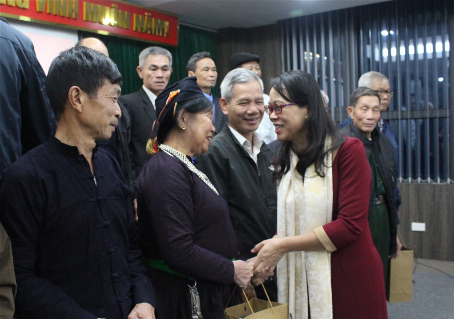 Thứ trưởng, Phó Chủ nhiệm Uỷ ban Dân tộc Hoàng Thị Hạnh thăm hỏi, trao quà cho đại biểu Người có uy tín tỉnh Yên Bái nhân dịp Đoàn về thăm Thủ đô Hà Nội (năm 2020).