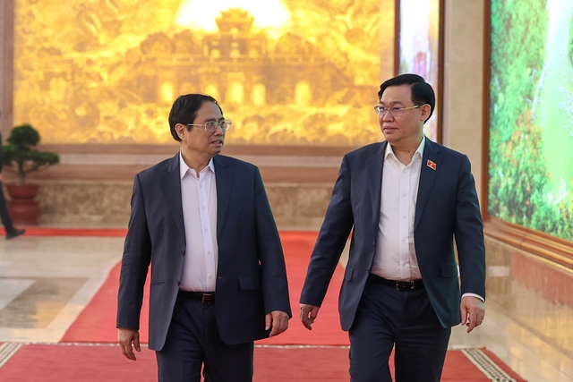 Thủ tướng Phạm Minh Chính và Chủ tịch Quốc hội Vương Đình Huệ trao đổi trước cuộc họp