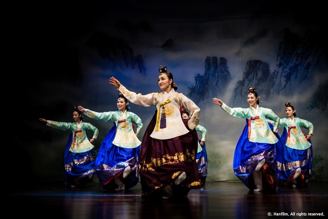 Đoàn múa truyền thống Hàn Quốc