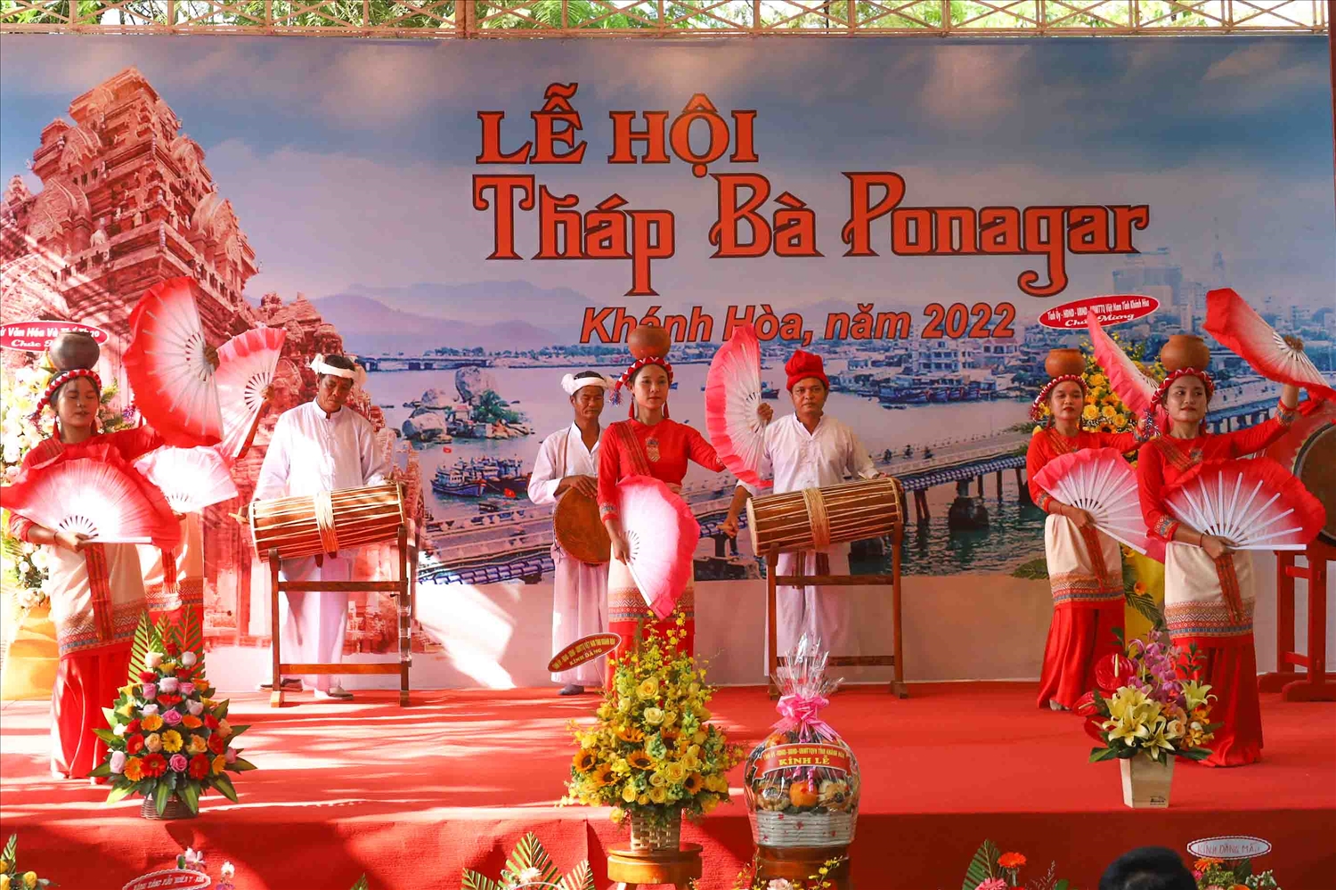 Tiết mục múa Chăm chào mừng khai mạc lễ hội Tháp Bà Ponagar (ảnh N.T)