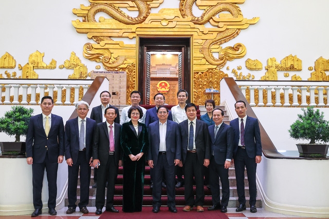 Thủ tướng chụp ảnh lưu niện với đại diện Liên đoàn Luật sư Việt Nam - Ảnh: VGP/Nhật Bắc