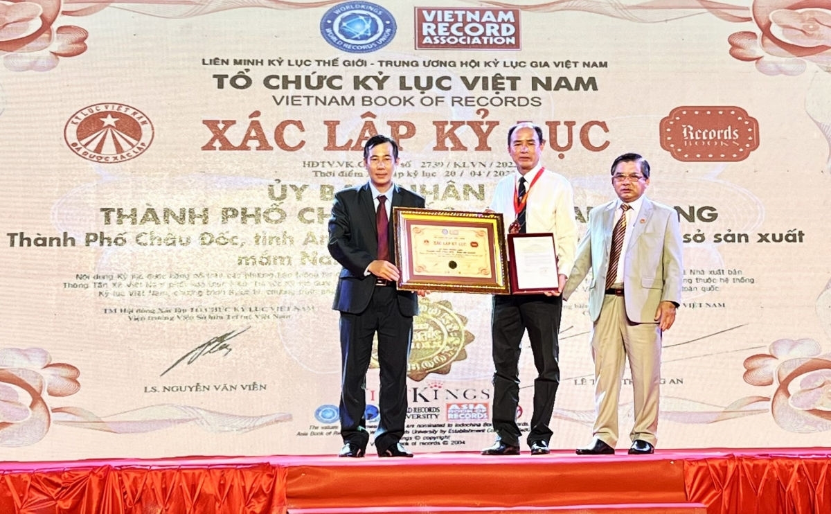 Trao bằng và huy hiệu xác nhận kỷ lục “TP. Châu Đốc, tỉnh An Giang - Địa phương có nhiều cơ sở sản xuất mắm Nam bộ nhất tại Việt Nam”