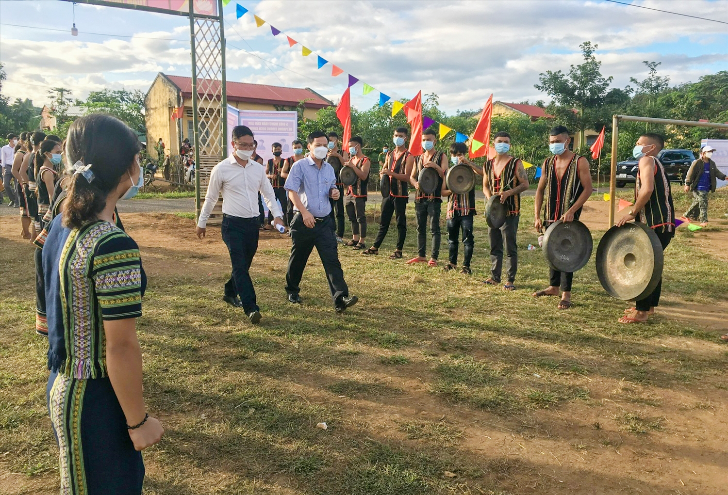 Đội chiêng, xoang làng Đăk Yo biểu diễn tiết mục chào đón khách