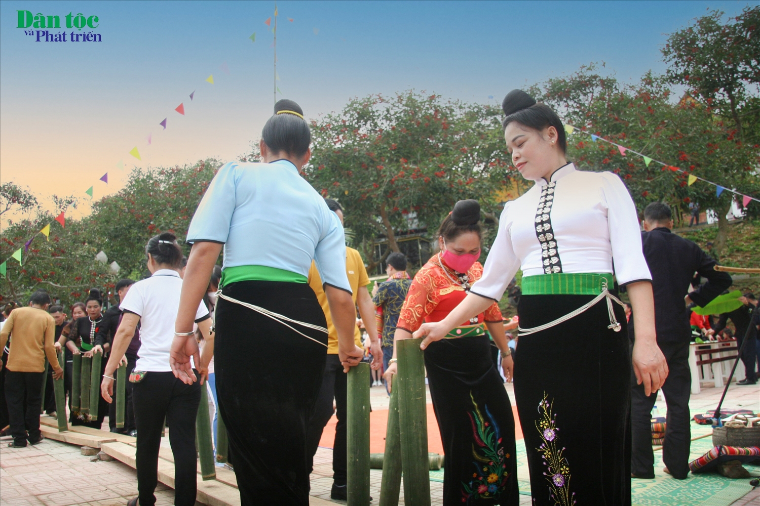 Trong lễ hội Kin pang, các điệu múa, trò diễn được thể hiện bằng nhịp tạo bởi những ống tre nện xuống nền đất