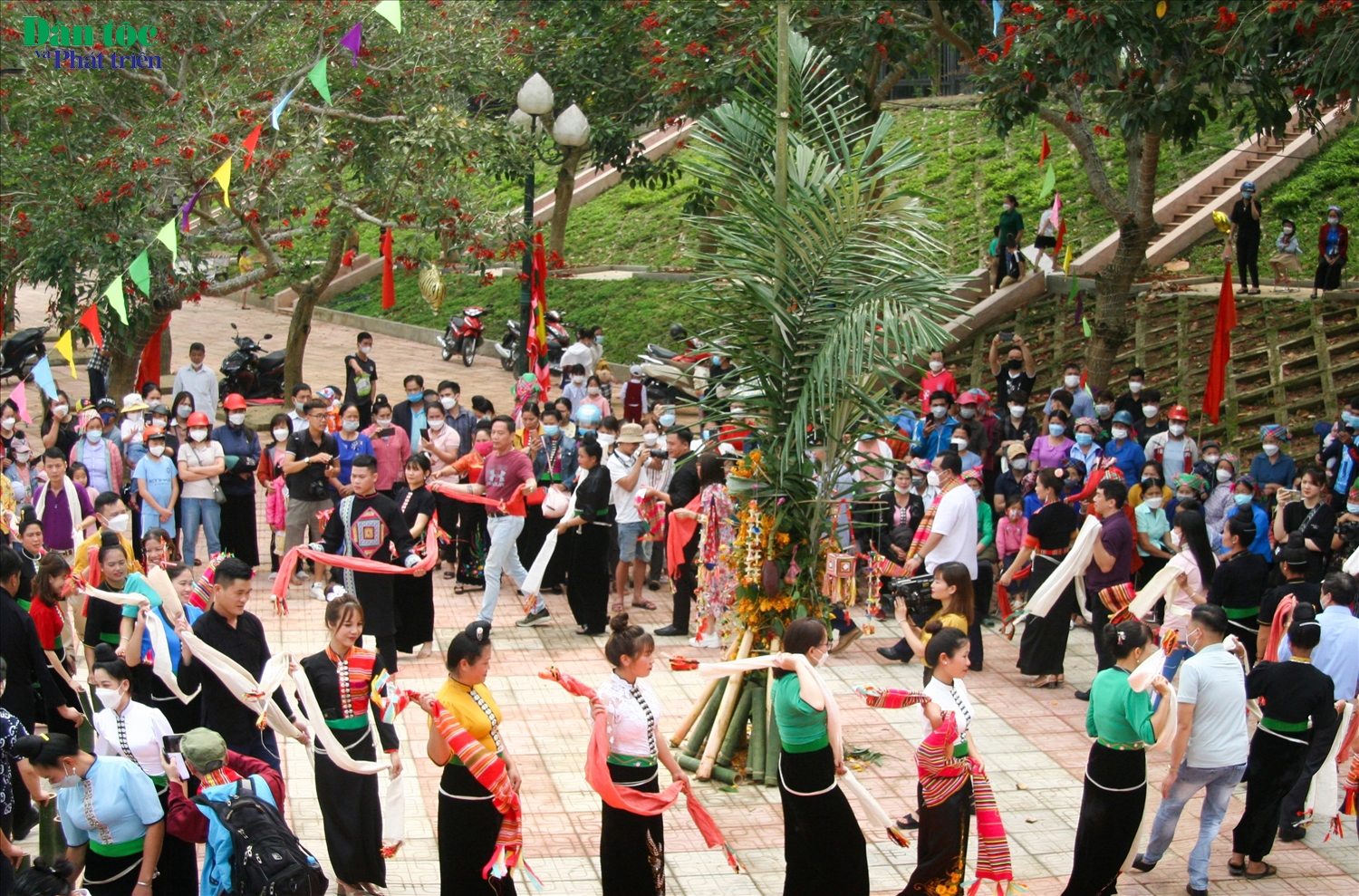 Khăn piêu, áo cóm, điệu xòe là đặc trưng văn hóa của người Thái Đen các xã Pha Mu, Mường Mít, Khoen On, Ta Gia và Tà Hừa huyện Than Uyên, tỉnh Lai Châu