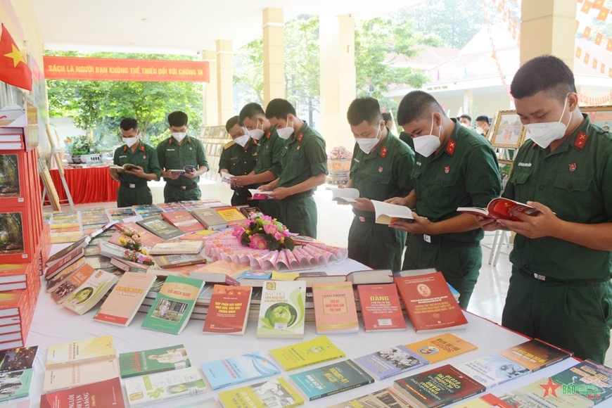 Các chiến sĩ đọc sách tại Chương trình “Ngày sách - Văn hóa đọc Việt Nam” tổ chức tại Quân khu 7