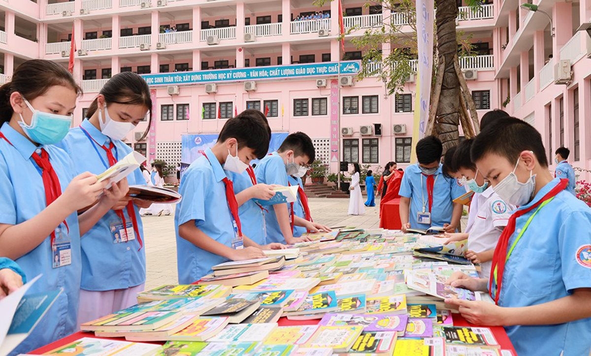 Các em học sinh tại TP. Lào Cai tham gia Ngày Sách và Văn hóa đọc Việt Nam năm 2022