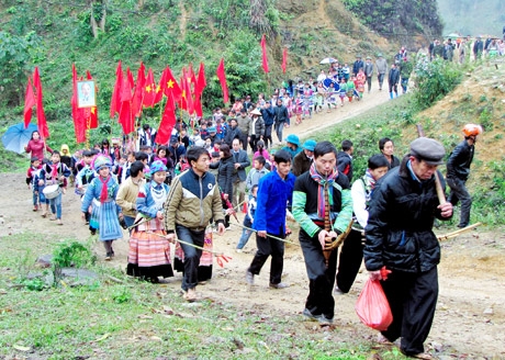 Người dân xã Nà Hẩu (huyện Văn Yên) lên núi thực hiện Lễ cúng rừng.