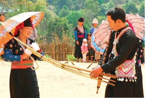 Nam nữ dân tộc Mông hát Gầu phềnh