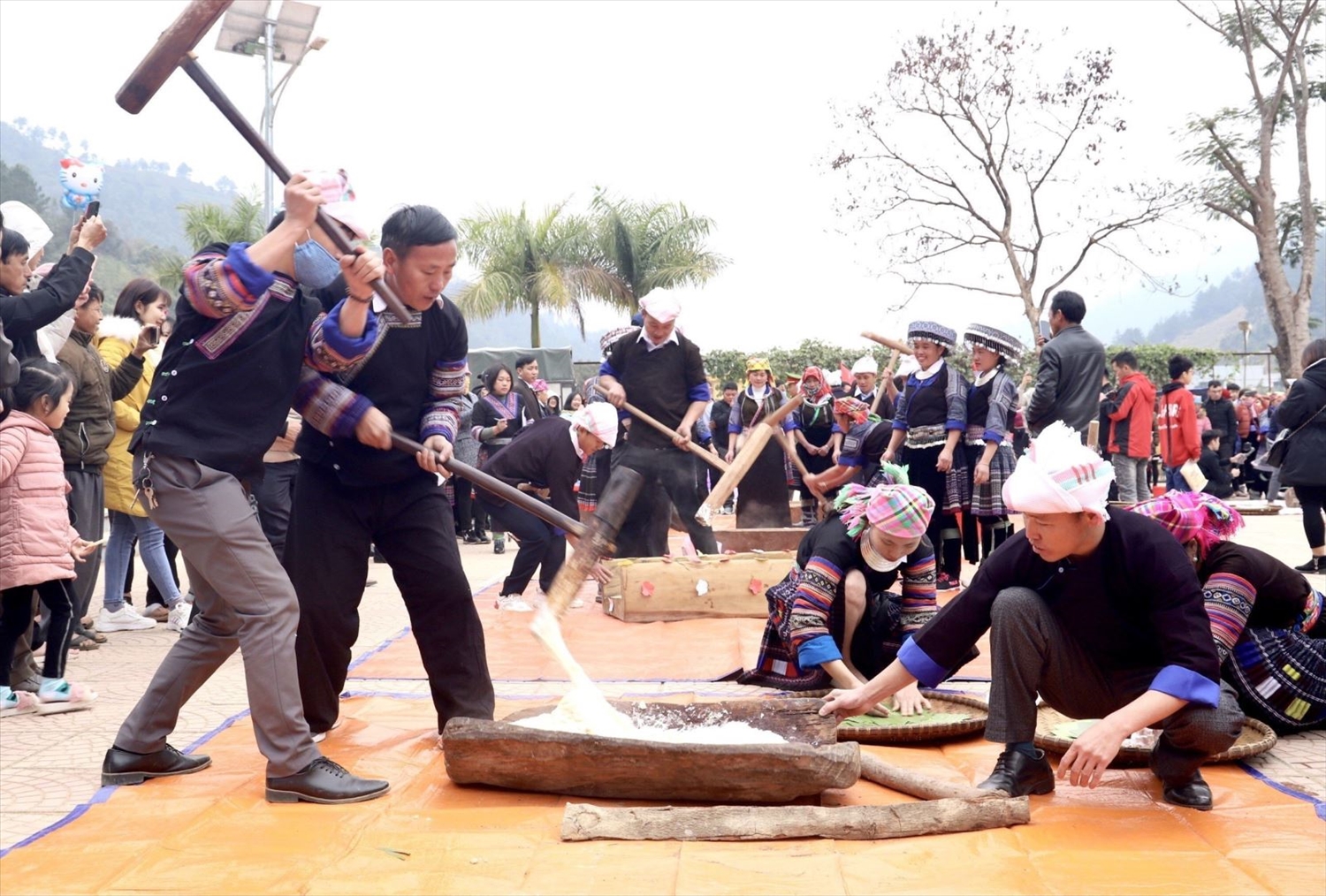 Thi giã bánh dày trong lễ hội xuân của người Mông. (Ảnh tư liệu)