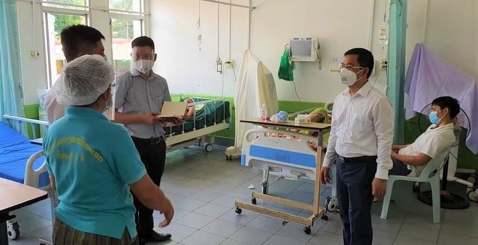 ác bác sĩ Việt Nam hỗ trợ tại một bệnh viện của Lào