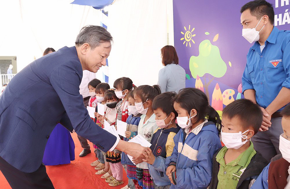 Tổng GĐ EVN Trần Đình Nhân tặng học bổng cho các em học sinh
