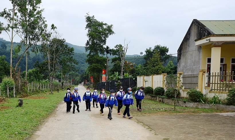 Học sinh dân tộc Lào ở bản Phú Lâm đến trường
