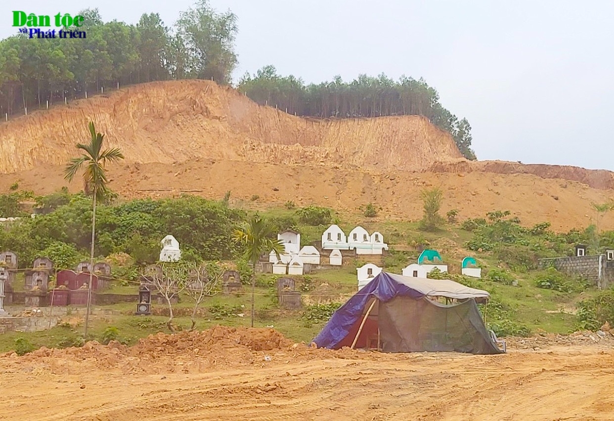 Điểm khai thác đất của Công ty TNHH Tam Nghiêm tại khu vực nghĩa trang thôn 3, với diện tích khoảng 1,5 ha