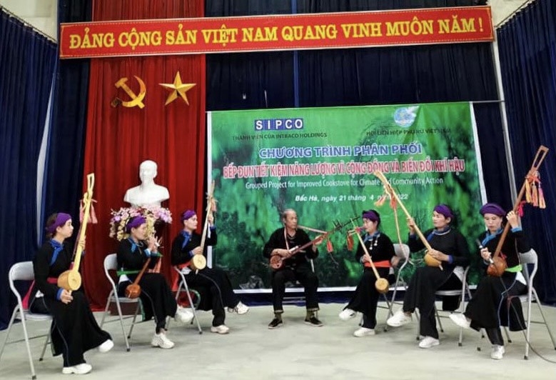 Tiết mục văn nghệ ca hát; hát then, đàn tính dân tộc Tày xã Bảo Nhai chào mừng Chương trình. 