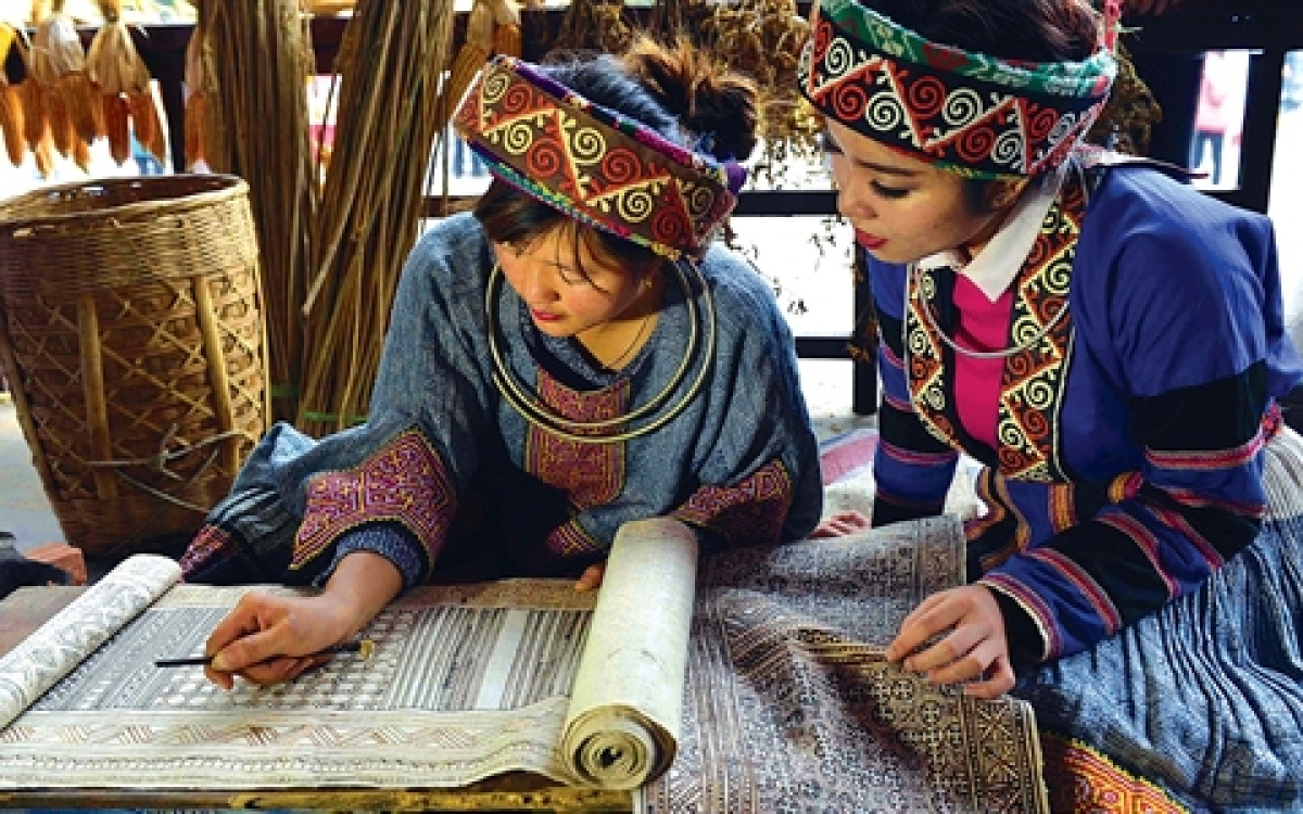 Vẽ hoa văn trên vải thổ cẩm của người Mông, tỉnh Hà Giang 