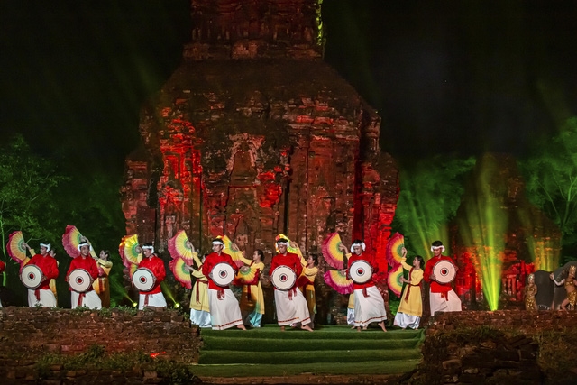  “Đêm Mỹ Sơn huyền thoại” là chương trình biểu diễn nghệ thuật ngoài trời tại Khu đền tháp Mỹ Sơn được dàn dựng khá công phu và hoành tráng với sự tham gia của gần 200 diễn viên cùng hệ thống âm thanh, ánh sáng được bố trí hợp lý theo nội dung của show diễn.