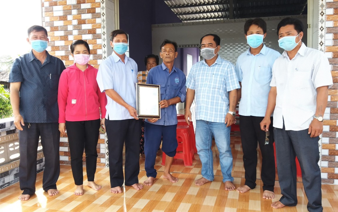 Gia đình ông Sơn Văn Đông dân tộc Khmer xã Thanh Tùng, huyện Đầm Dơi được hỗ trợ nhà năm 2021. (Ảnh tư liệu)