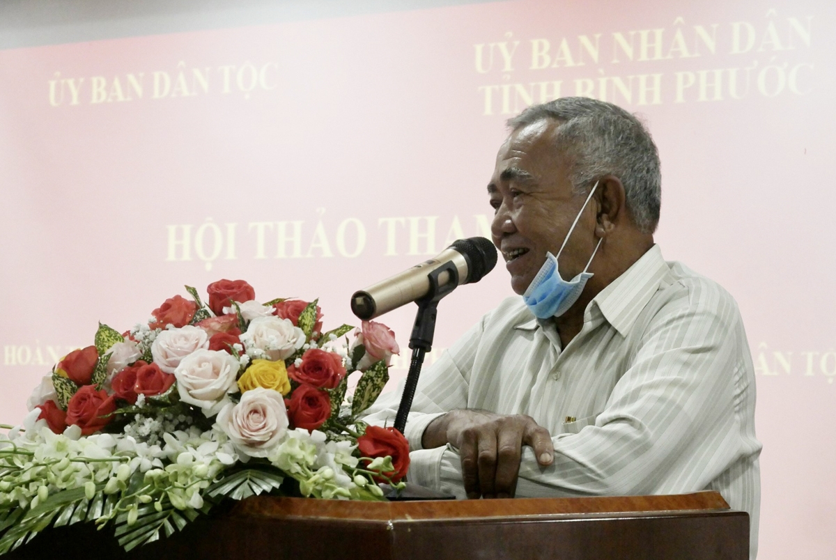 Ông Điểu Hơn, nguyên Trưởng Ban Dân tộc - Người có uy tín tại tỉnh Bình Phước, phát biểu đóng góp ý kiến tại Hội thảo