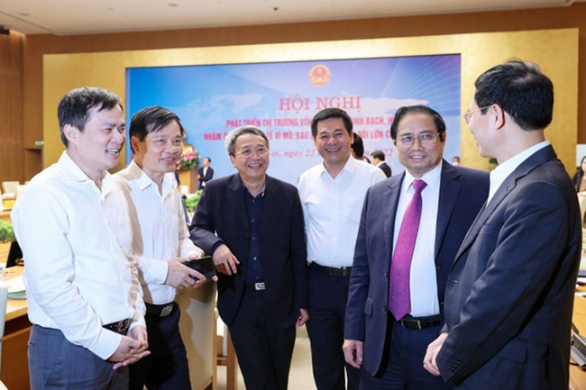  Thủ tướng Phạm Minh Chính trao đổi với các đại biểu. (Ảnh VGP/Nhật Bắc)
