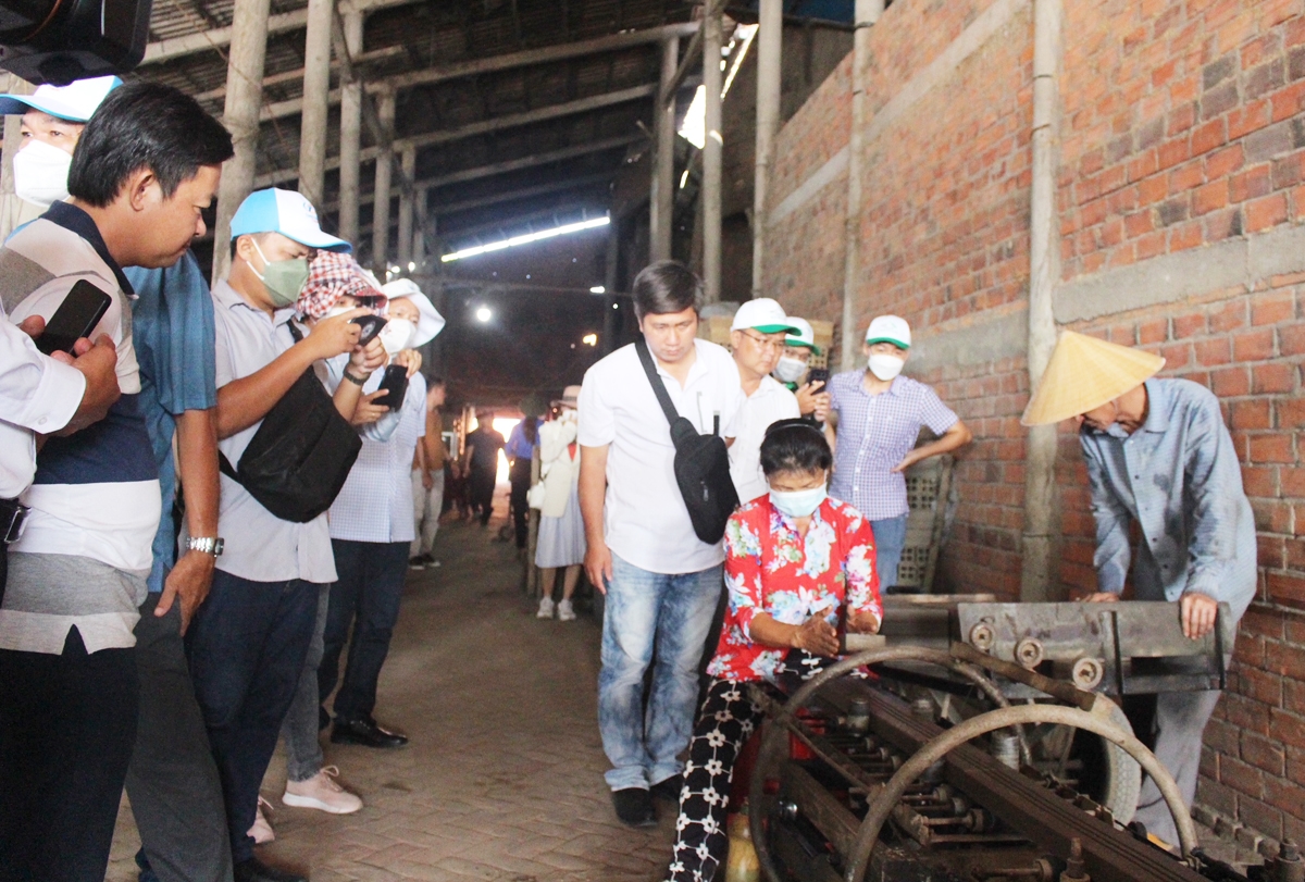 Du khách tham quan làng nghề làm gạch ở huyện Mang Thít