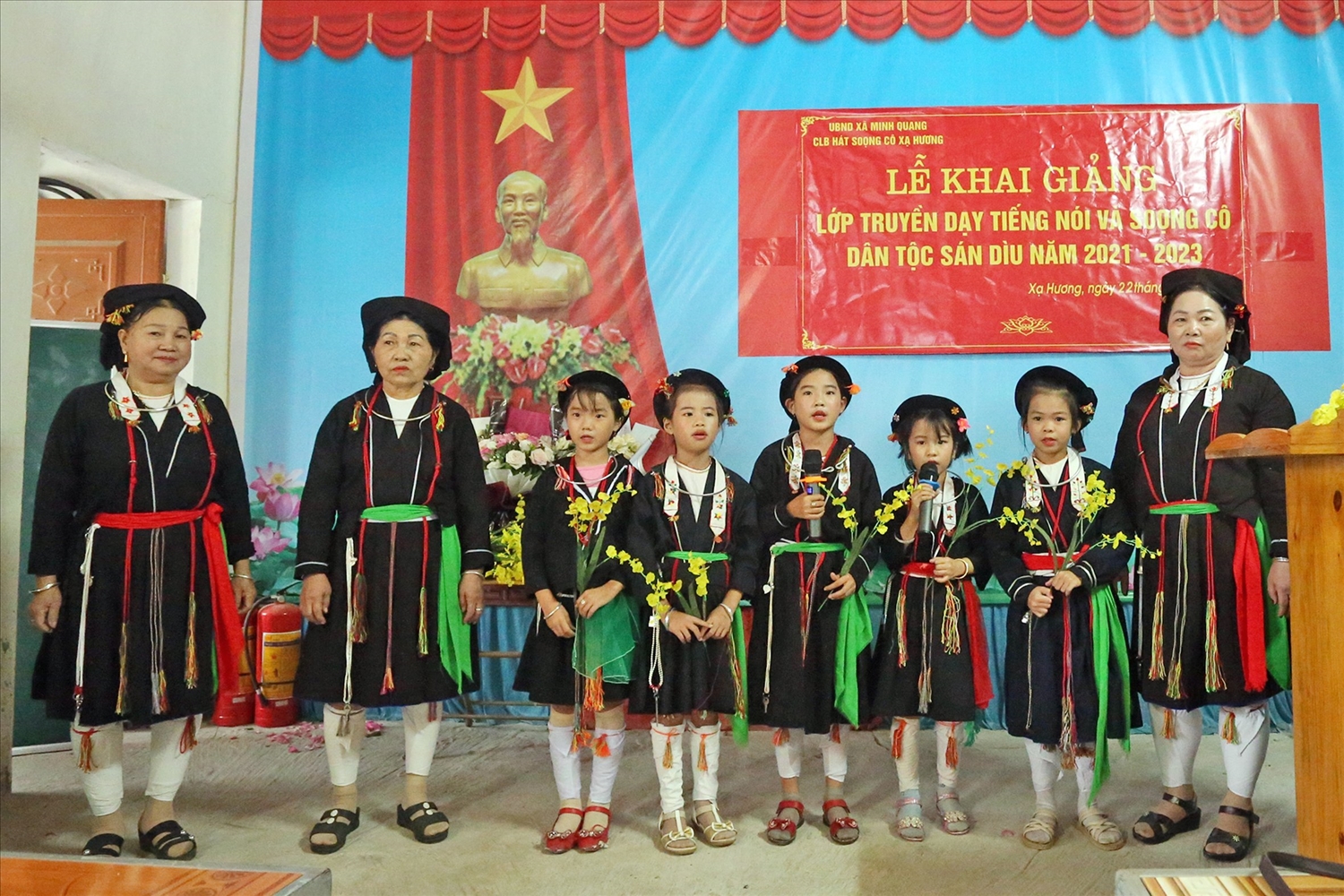 Lớp dạy tiếng nói cho thế hệ trẻ của các hội viên CLB Soọng cô Xạ Hương, xã Minh Quang, huyện Tam Đảo, tỉnh Vĩnh Phúc. (Ảnh: Thái Sinh Trần)