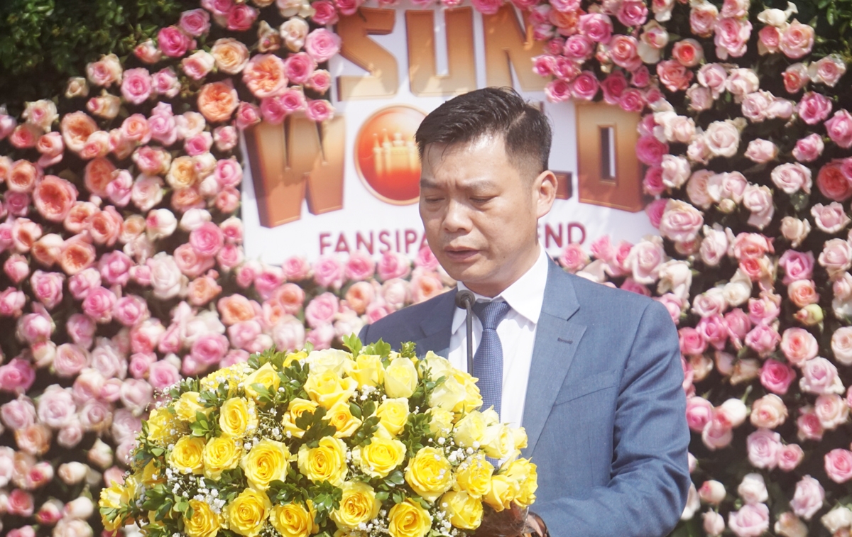 Phó Chủ tịch thị xã Sa Pa Trần Trọng Thông phát biểu khai mạc Lễ hội mùa Hè Sa Pa