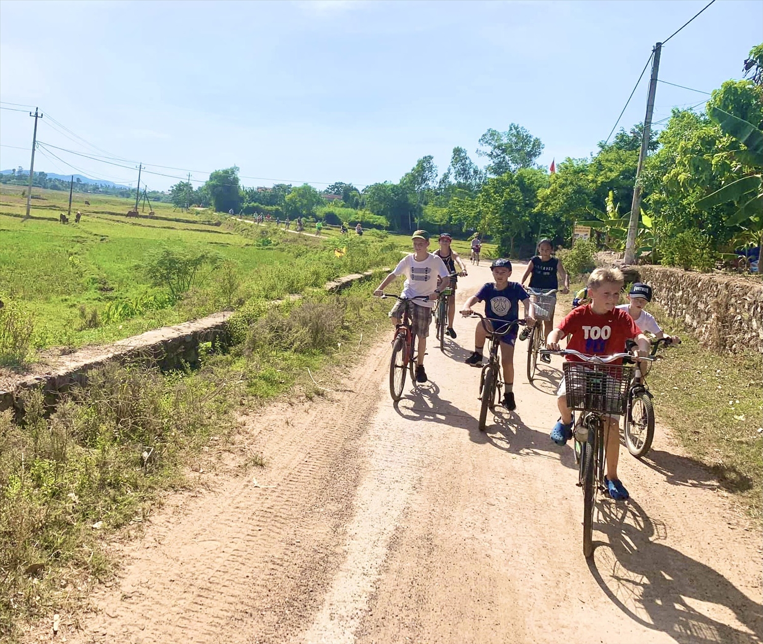 Khách du lịch nước ngoài thích thú đạp xe ngắm cảnh ở làng Cự Nẫm