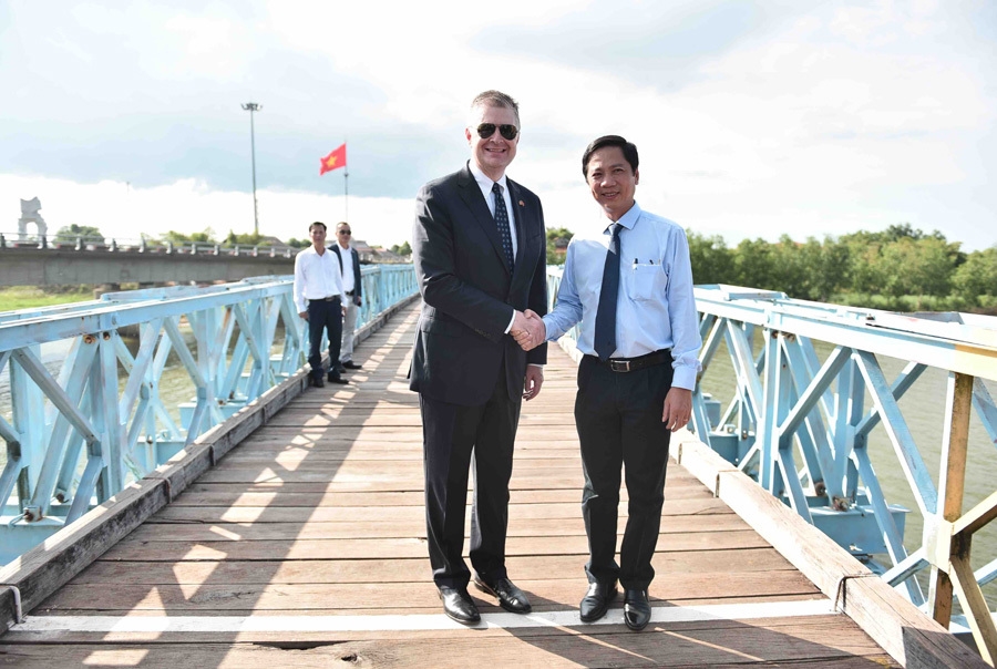 Đại sứ Mỹ và Phó Chủ tịch UBND tỉnh (Quảng Trị) Hoàng Nam thăm cầu Hiền Lương