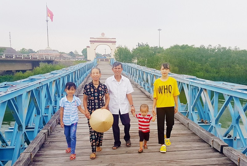 Vợ chồng ông Nghi, bà Hoa cùng các cháu dạo bước trên di tích cầu Hiền Lương